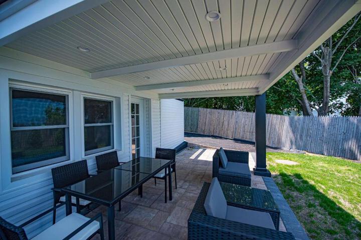 Coastal Retreat: Waterfront Deck, Awesome Views