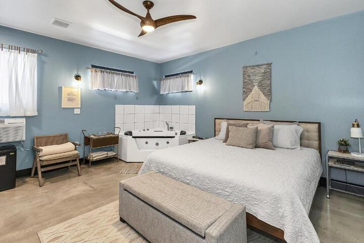 King suite with Jacuzzi West of St. Louis