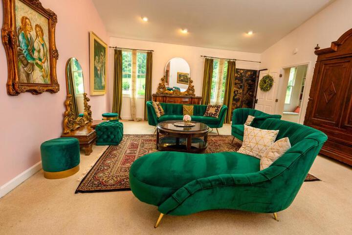 STONE MANOR BED & BREAKFAST INN