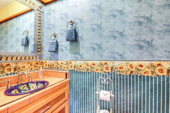 Enchanting Coos Bay Sanctuary w / Lush Views!