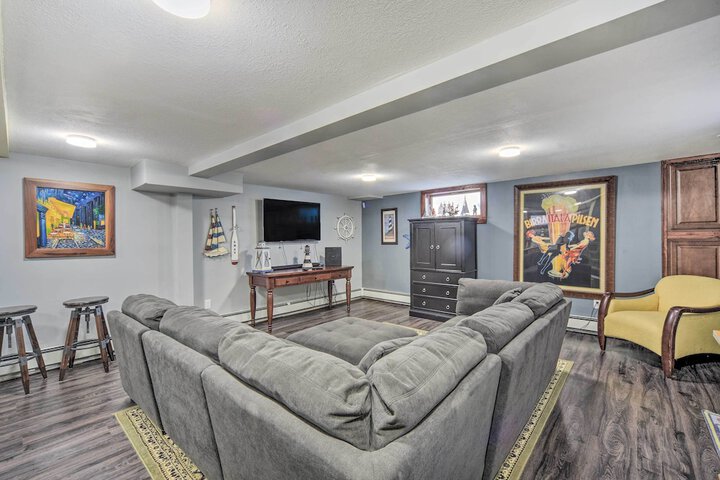 Elegant Superior Getaway 2 Mi to Downtown!