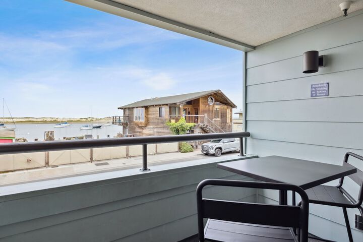 456 Embarcadero Inn & Suites