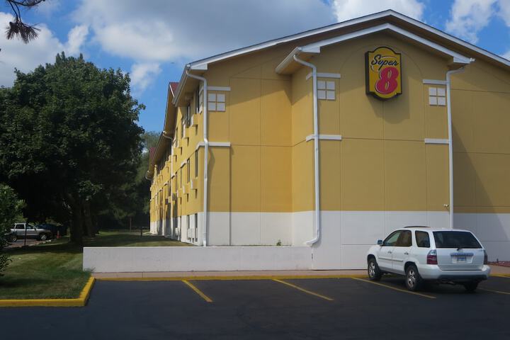 Super 8 by Wyndham Mundelein / Libertyville Area