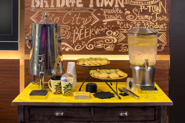 Staypineapple Hotel Rose, Downtown Portland