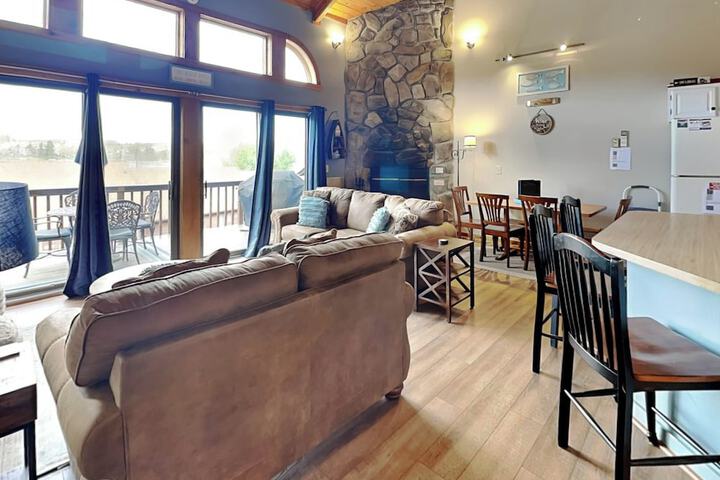 Sunplace 30 by Taylor Made Deep Creek