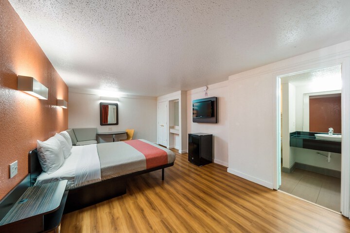 Motel 6 Dallas TX - Farmers Branch