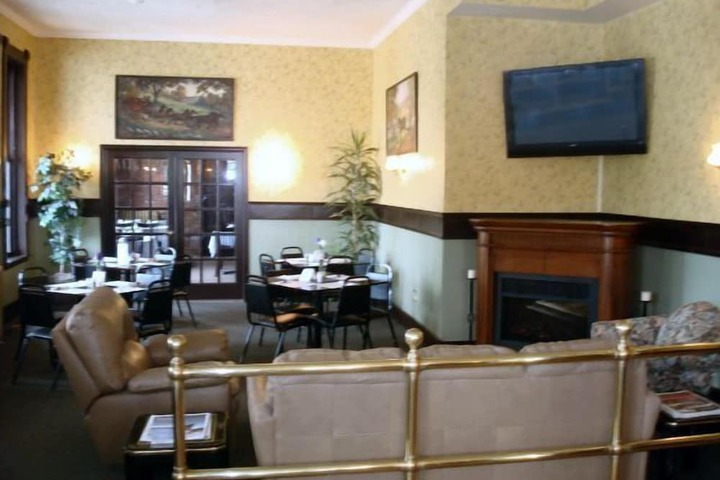 Lounge 25 of 27