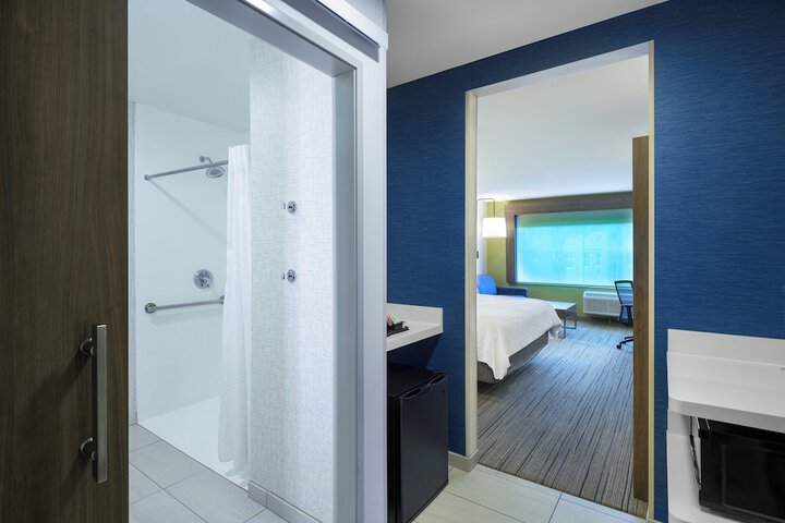 Room 34 of 60