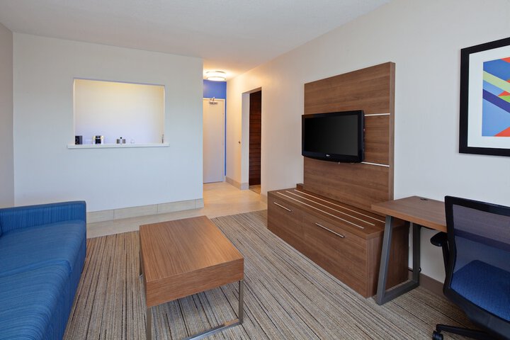 Room 27 of 40