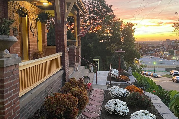 Vineyard Mansion & Carriage House Bed & Breakfast