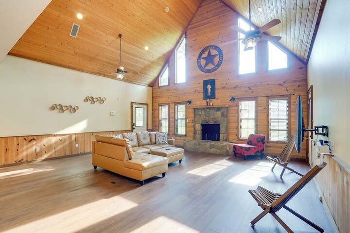 Pet-friendly Jefferson Home Near Lake O the Pines