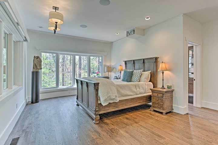 Enchanting Tryon Home w / Hot Tub 14 Mi to Tiec!