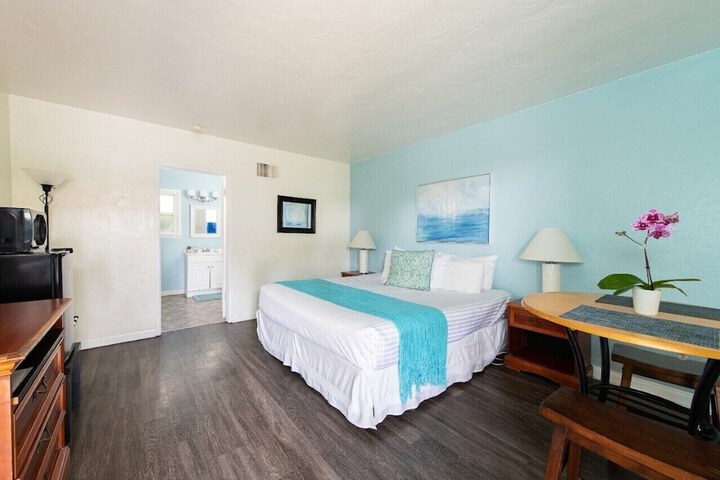 Room 7 of 18