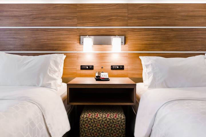 Room 33 of 74
