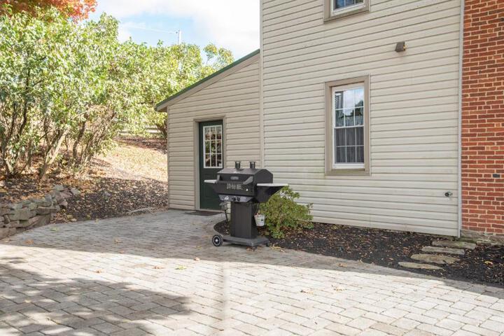 Cozy Cow Homestead with pool!