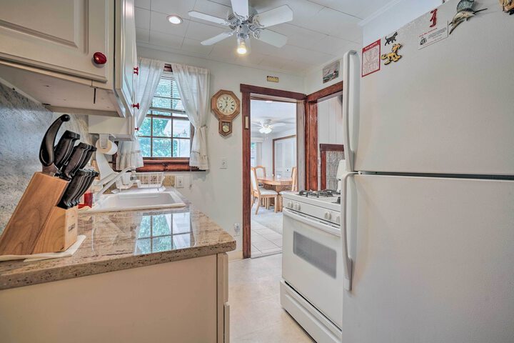 Dog-friendly Waretown Home w / Furnished Deck!