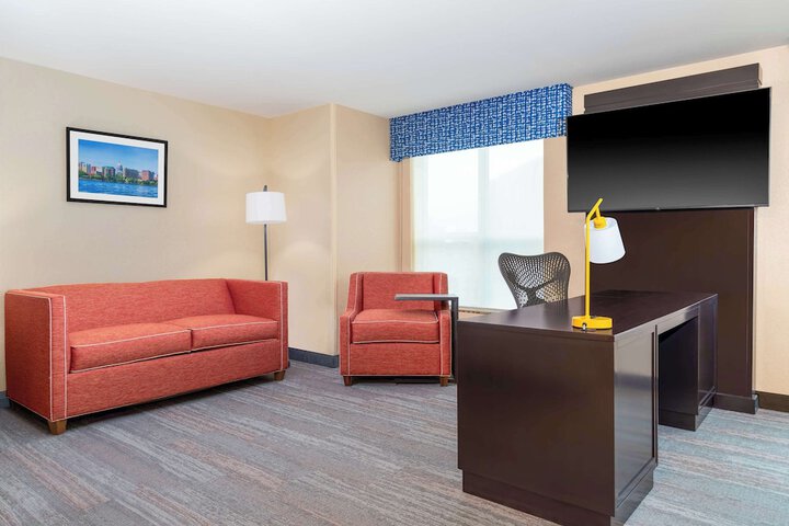 Hampton Inn & Suites Madison / Downtown