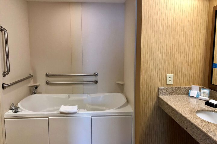 Room 32 of 81
