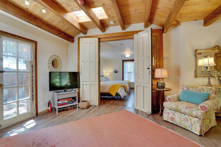 Patagonia Cottage w / Patio & Yard: Walk to Town!