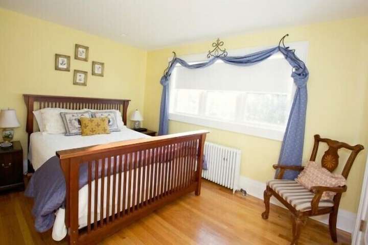 24 East Main Street B & B