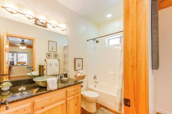 Mountain Cabin w / Hot Tub: 4 Mi to Shaver Lake!