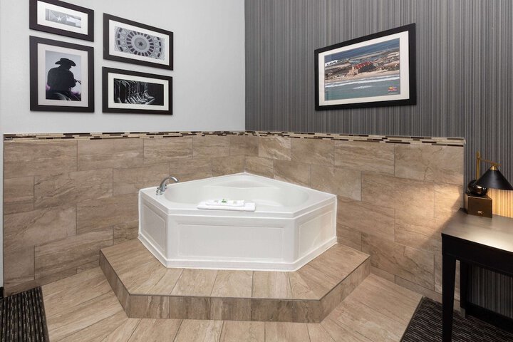 Hot Tub 55 of 59
