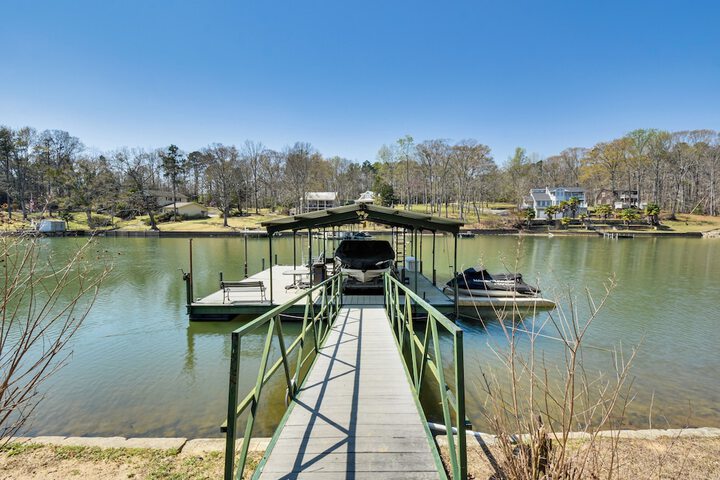 Waterfront Getaway w / Fire Pit + Game Room!