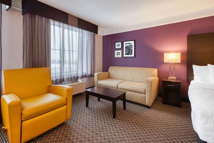 La Quinta Inn & Suites by Wyndham Detroit Utica