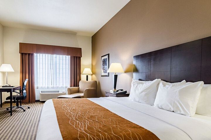 Comfort Inn & Suites Lawrence - University Area