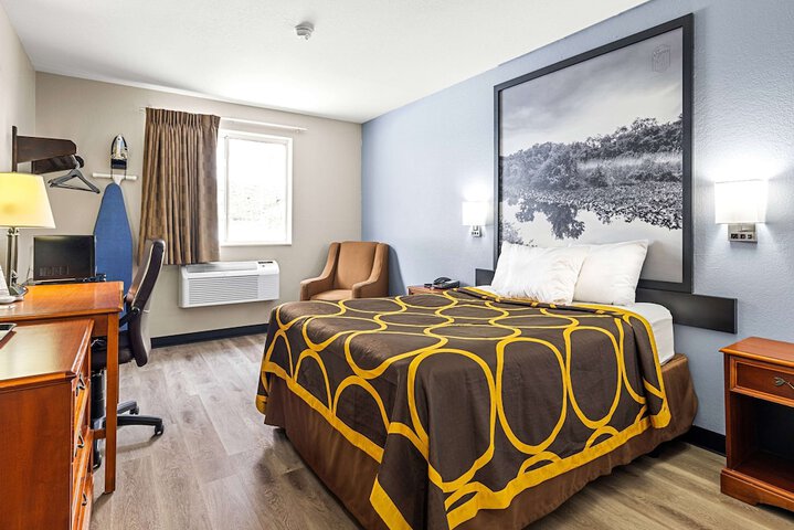 Super 8 by Wyndham Pittsburgh / Monroeville