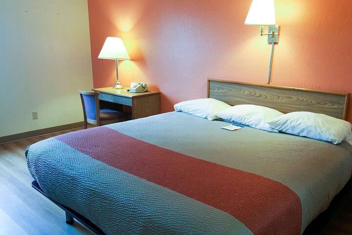 Motel 6 Saukville WI