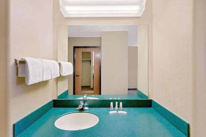 Pinedale Hotel & Suites