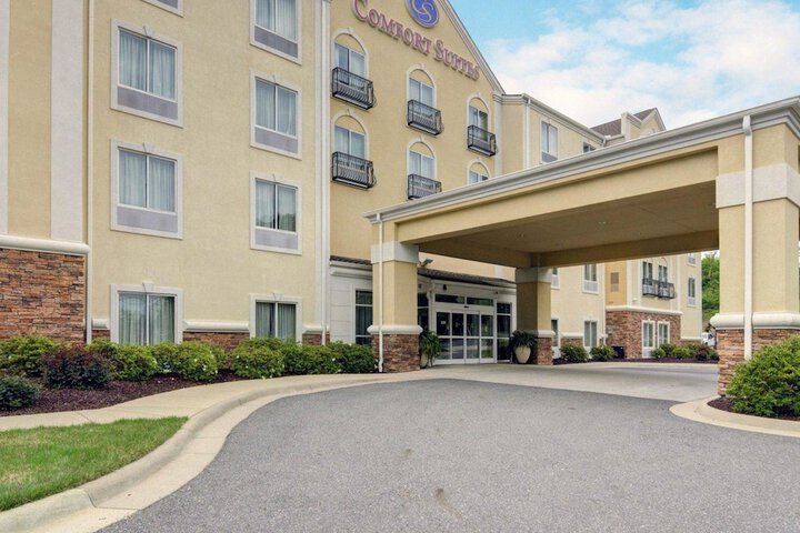 Comfort Suites near Hot Springs Park