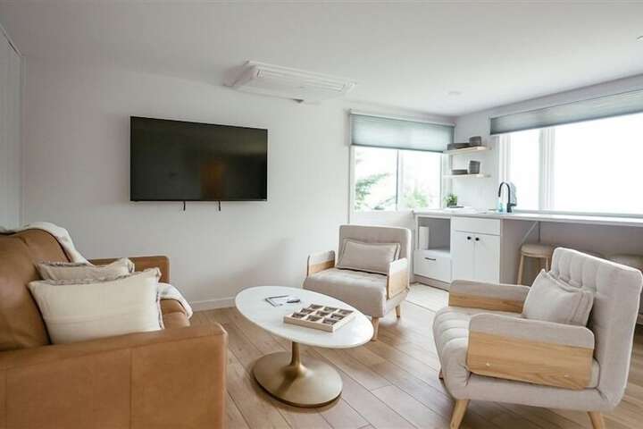 Lounge 147 of 156