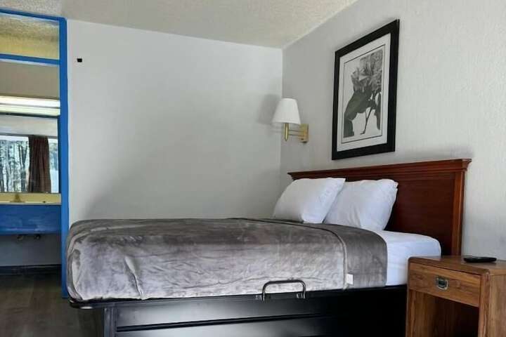 Room 11 of 14