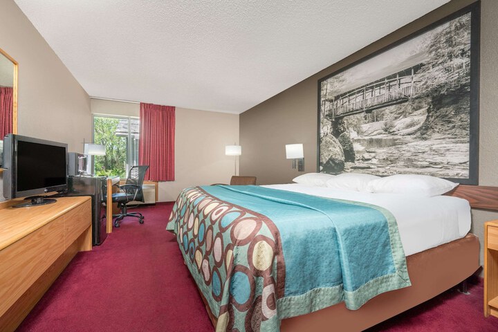Super 8 by Wyndham Menomonie WI