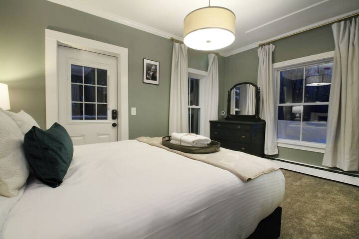The Aurora Inn & Cottages