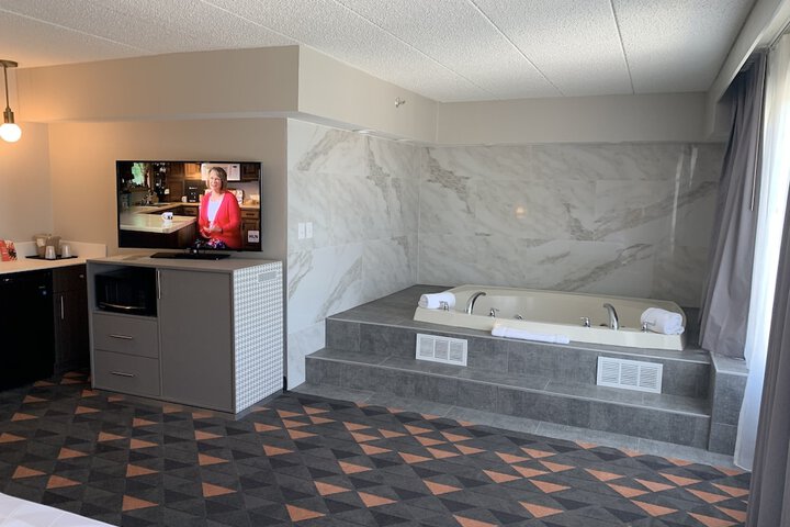 Holiday Inn Chicago Nw Crystal Lk Convention Center by IHG