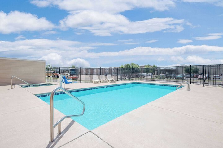 Days Inn & Suites by Wyndham Hutchinson
