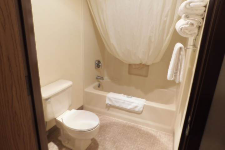 AmeriVu Inn and Suites