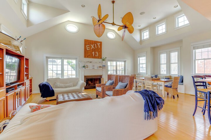Spacious Avalon Beach House - 2 Blocks to Water!