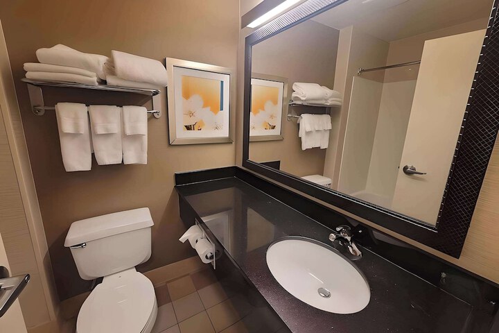 Dubuque Inn & Suites