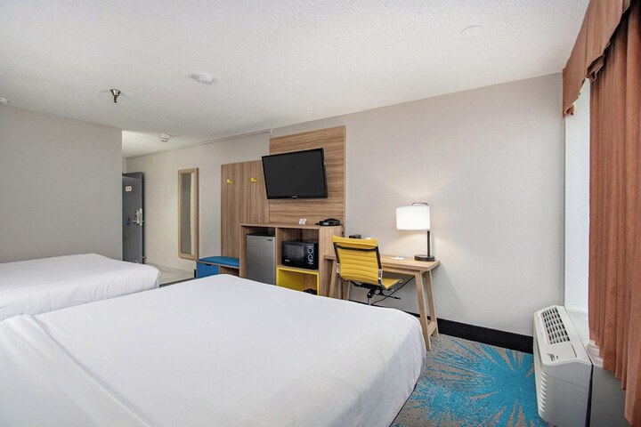 Days Inn & Suites by Wyndham Mt. Pleasant