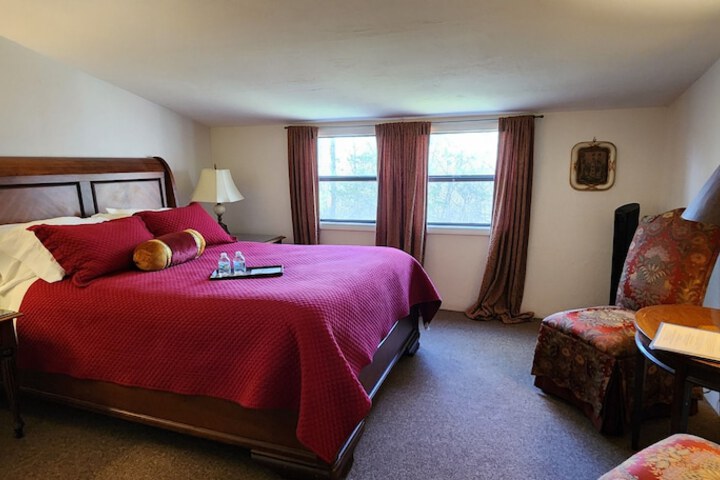 Room 12 of 104