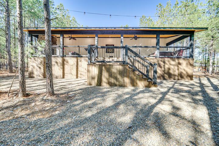 Near New Casino: Broken Bow Cabin w / Hot Tub