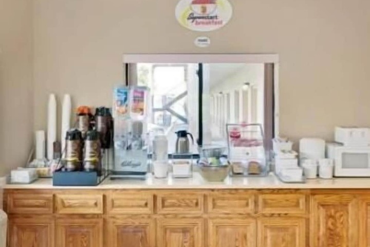 Super 8 by Wyndham Laurel