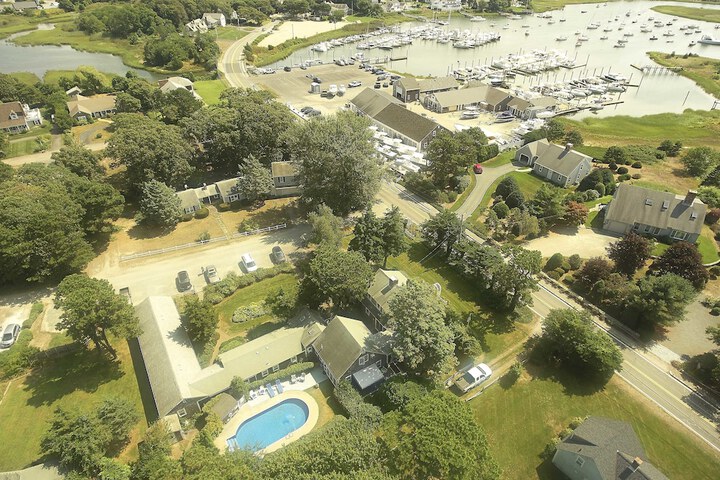 Allen Harbor Breeze Inn & Gardens