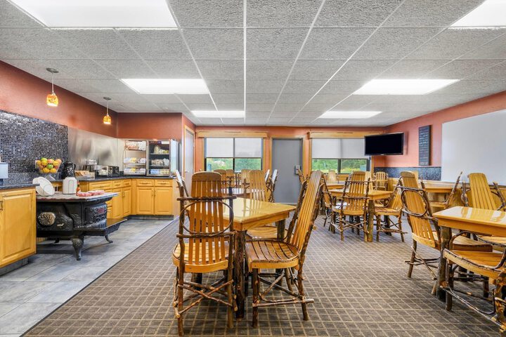 Super 8 by Wyndham Eveleth