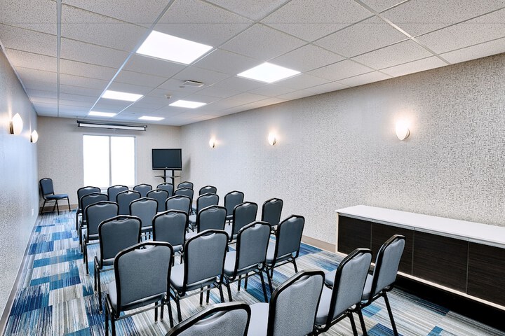 Holiday Inn Express Hotel & Suites Airport Dieppe by IHG