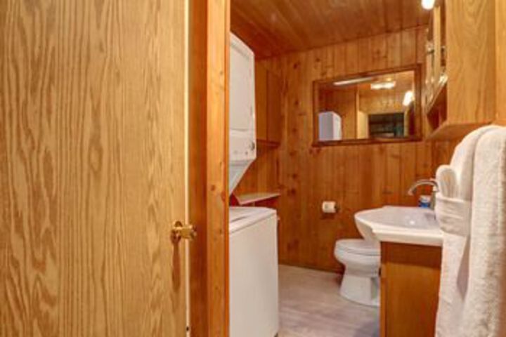 Sunset Falls Cabin - Two Bedroom Cabin with Hot Tub